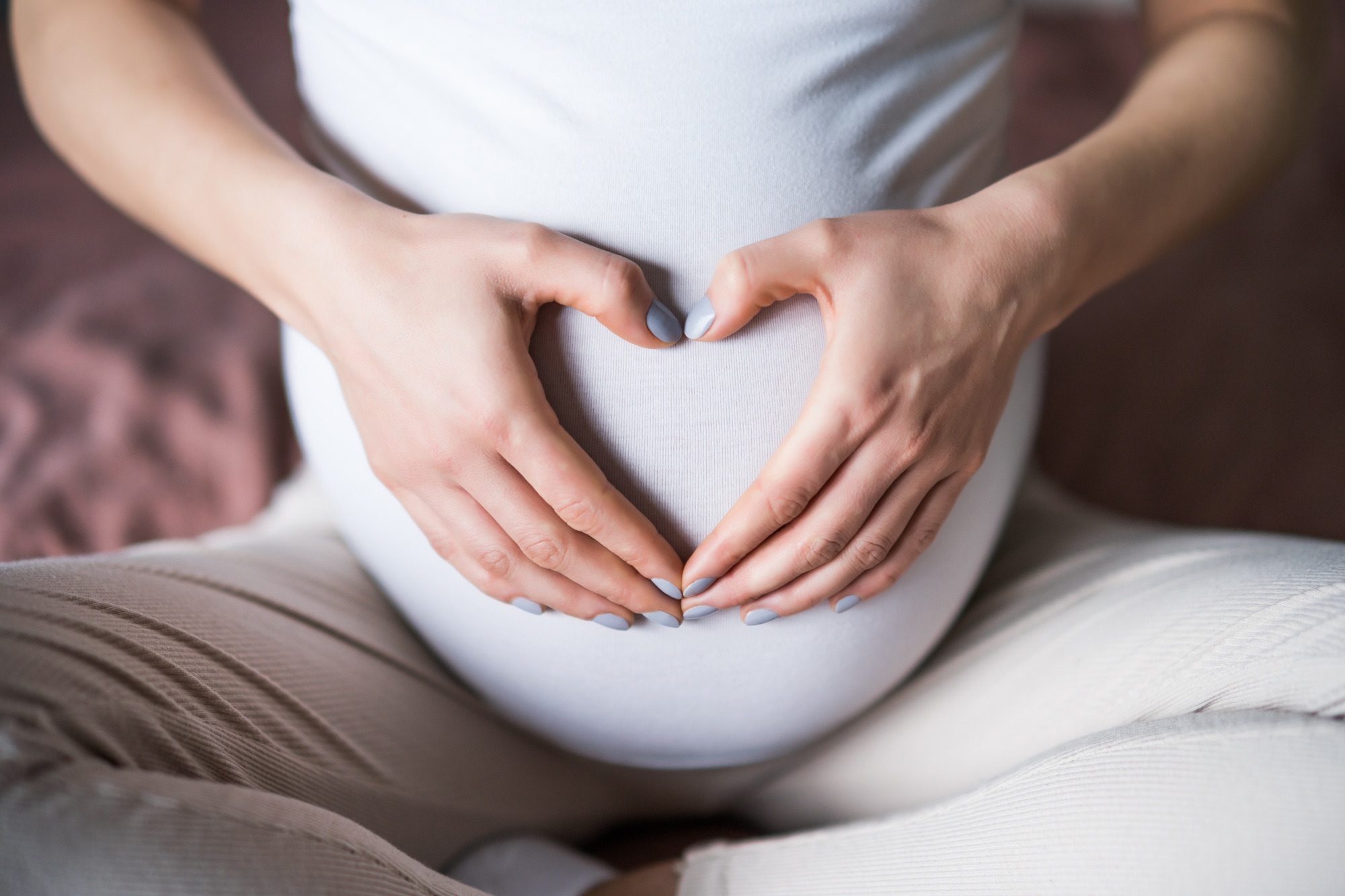Mujeres embarazadas y mamás recientes realizando entrenamientos seguros y personalizados en Women Flowing, centro especializado en ejercicio prenatal y postparto en Vigo y Santiago.