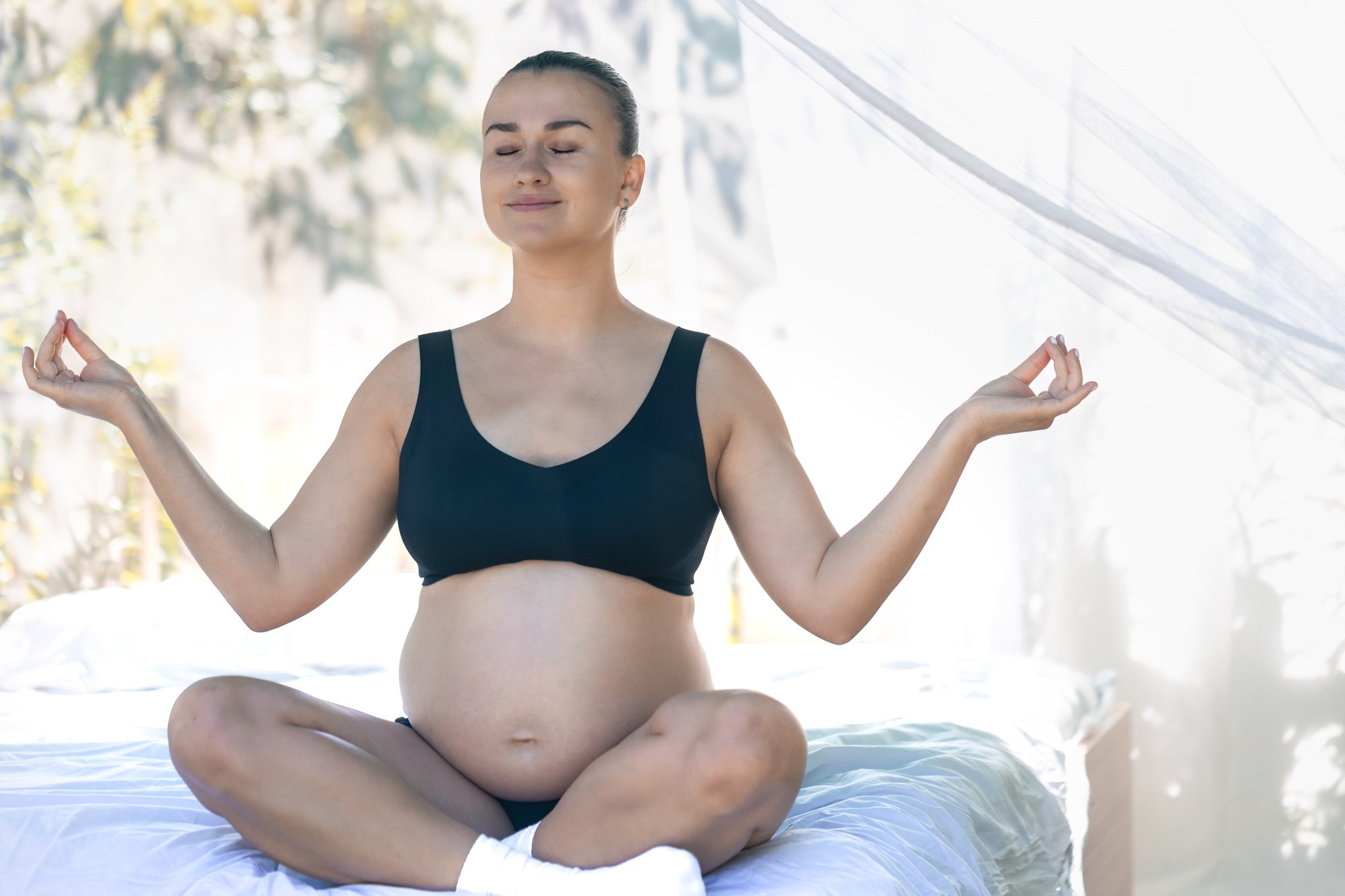Mujeres embarazadas y mamás recientes realizando entrenamientos seguros y personalizados en Women Flowing, centro especializado en ejercicio prenatal y postparto en Vigo y Santiago.