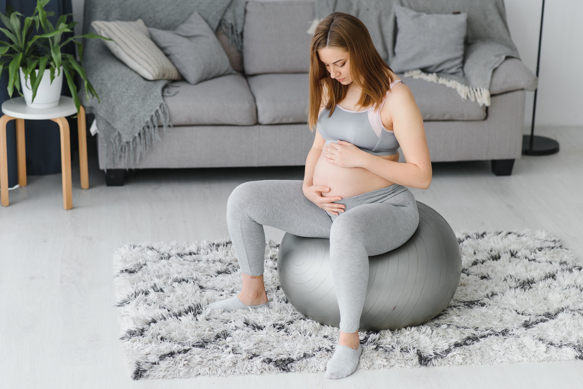 Mujeres embarazadas y mamás recientes realizando entrenamientos seguros y personalizados en Women Flowing, centro especializado en ejercicio prenatal y postparto en Vigo y Santiago.