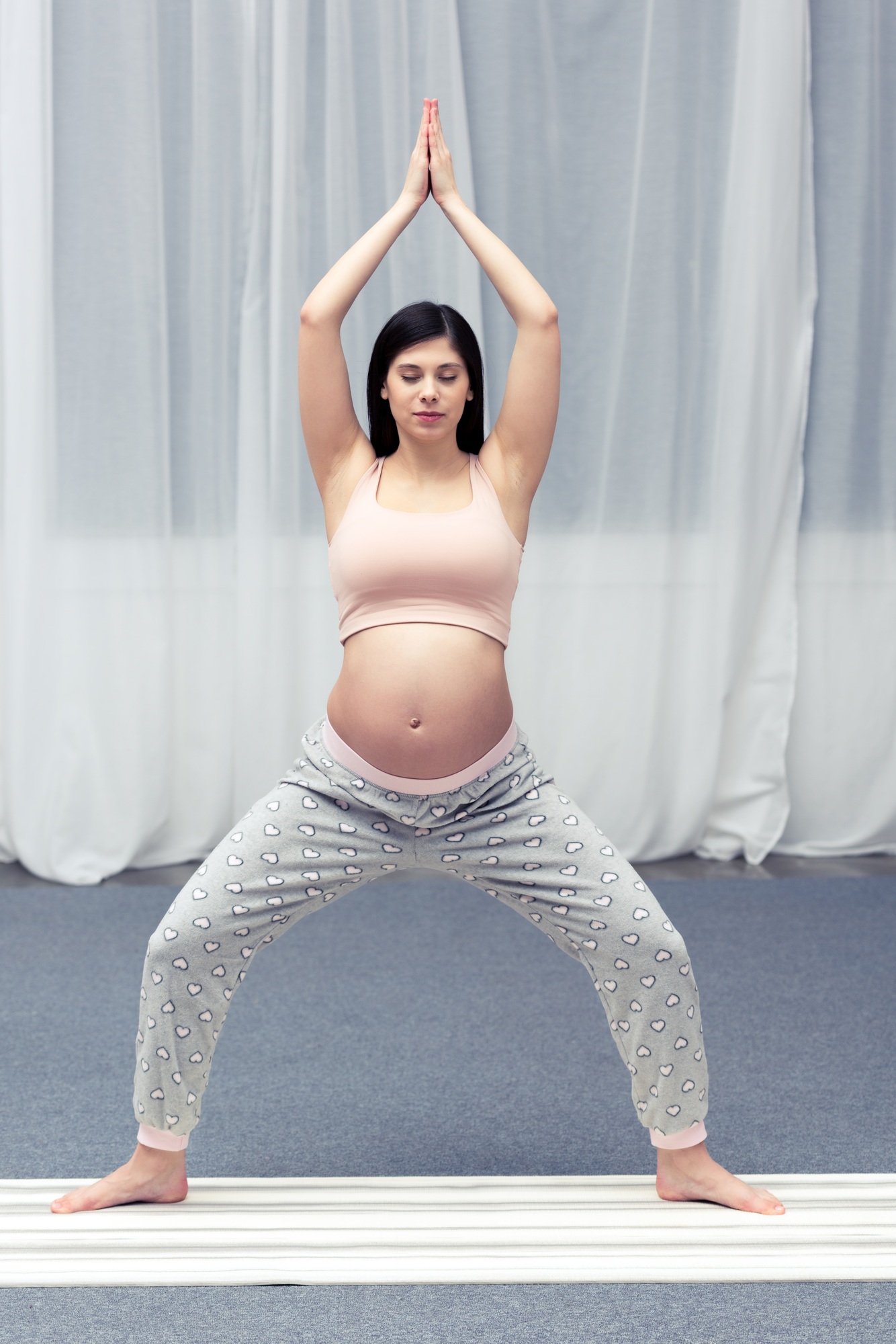 Mujeres embarazadas y mamás recientes realizando entrenamientos seguros y personalizados en Women Flowing, centro especializado en ejercicio prenatal y postparto en Vigo y Santiago.
